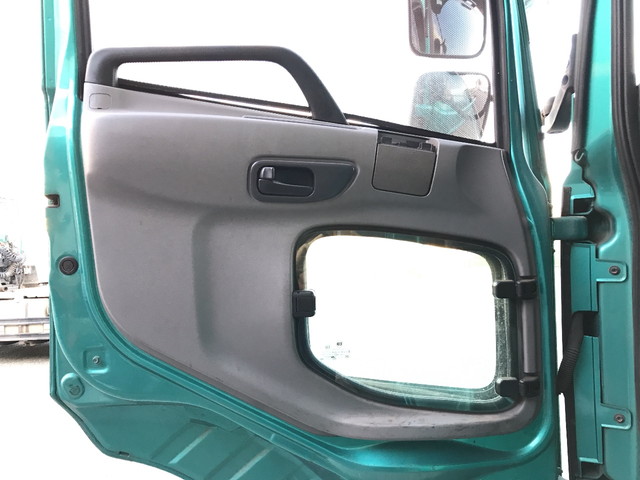 UDトラックスクオントレーラーヘッド（トラクターヘッド）大型（10t）[写真24]