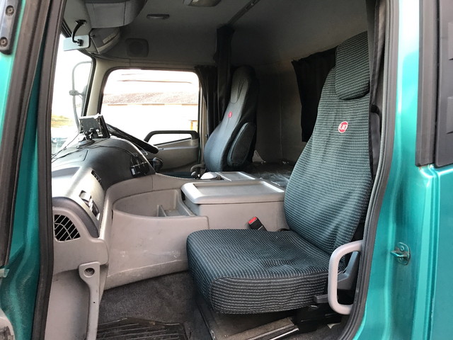 UDトラックスクオントレーラーヘッド（トラクターヘッド）大型（10t）[写真28]