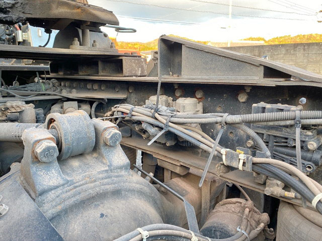 UDトラックスクオントレーラーヘッド（トラクターヘッド）大型（10t）[写真16]