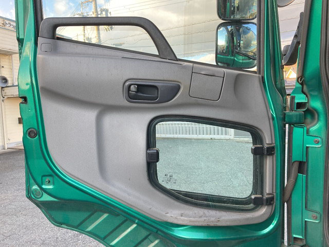 UDトラックスクオントレーラーヘッド（トラクターヘッド）大型（10t）[写真24]