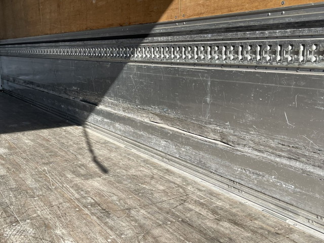 いすゞフォワードアルミウイング中型（4t）[写真13]