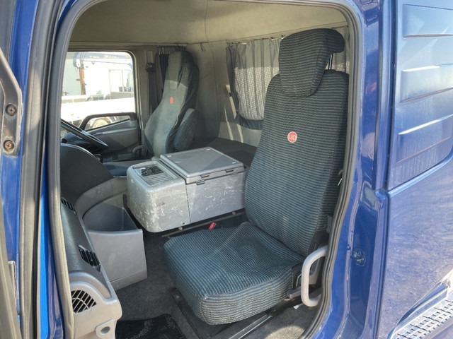 UDトラックスクオントレーラーヘッド（トラクターヘッド）大型（10t）[写真23]