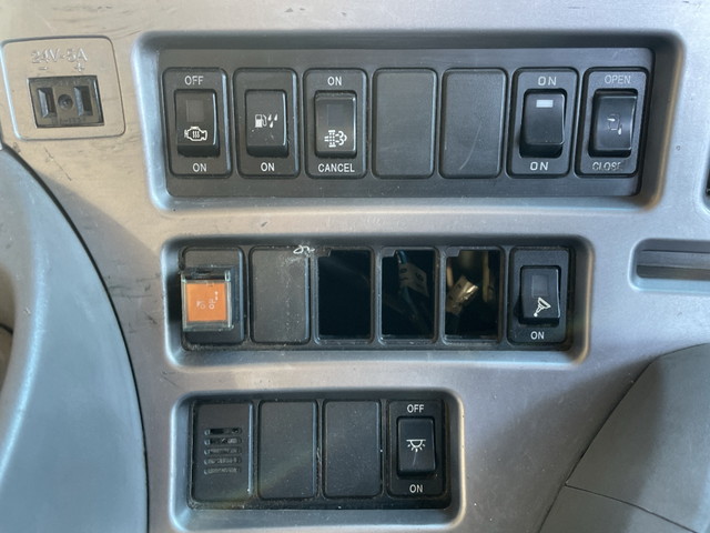 UDトラックスクオントレーラーヘッド（トラクターヘッド）大型（10t）[写真31]