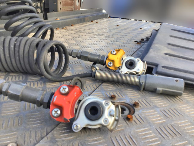 UDトラックスクオントレーラーヘッド（トラクターヘッド）大型（10t）[写真06]