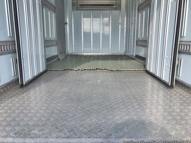 いすゞエルフ冷凍車（冷蔵車）小型（2t・3t）[写真18]