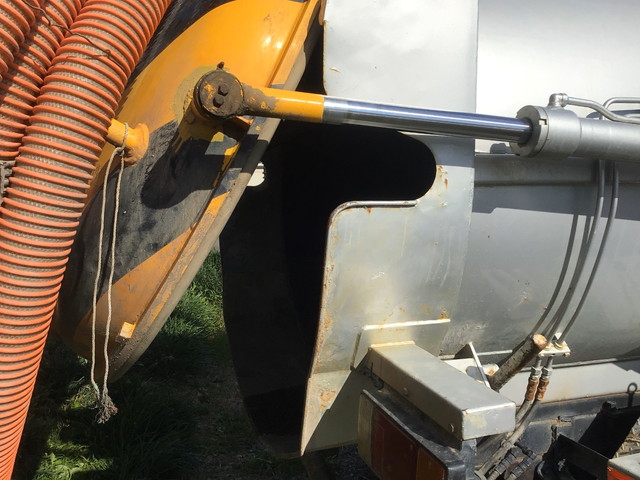 いすゞフォワード汚泥吸引車中型（4t）[写真08]