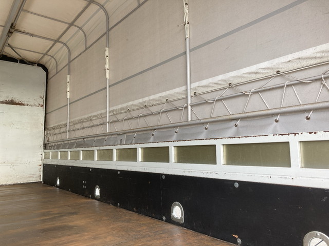 三菱ふそうキャンター幌ウイング小型（2t・3t）[写真12]