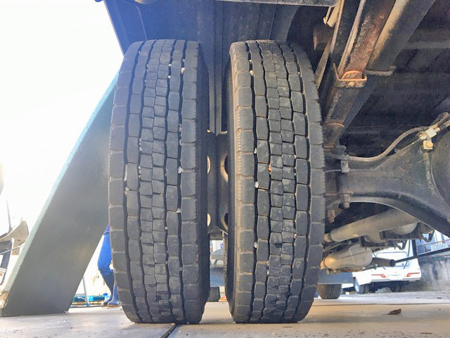 UDトラックスコンドル平ボディ中型（4t）[写真18]