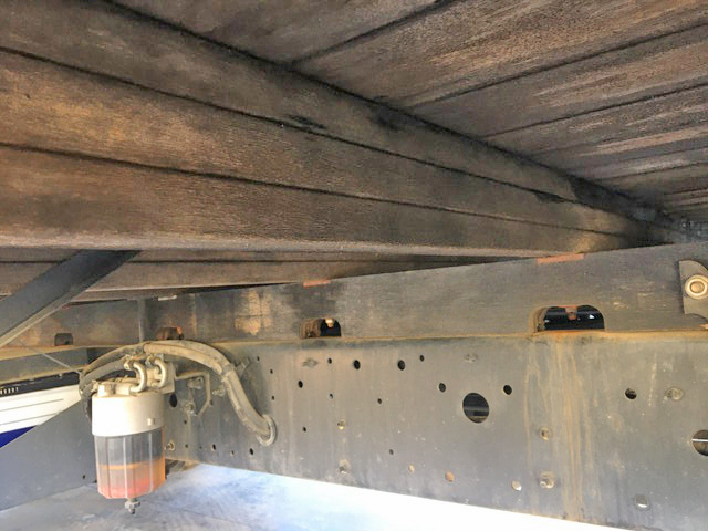 UDトラックスコンドル平ボディ中型（4t）[写真22]