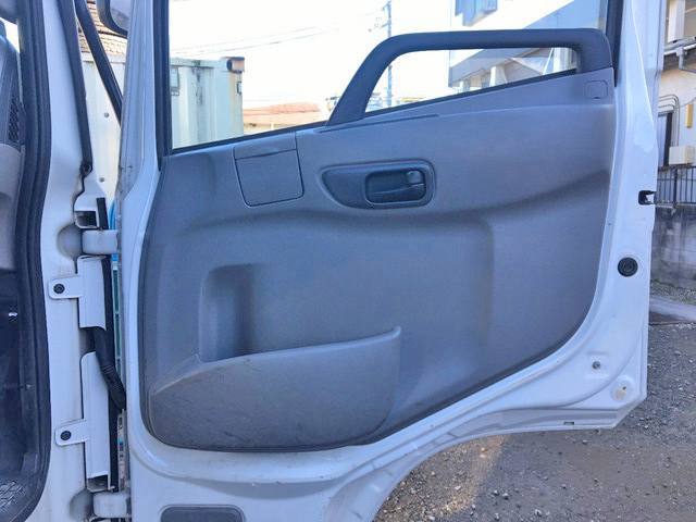 UDトラックスコンドル平ボディ中型（4t）[写真30]