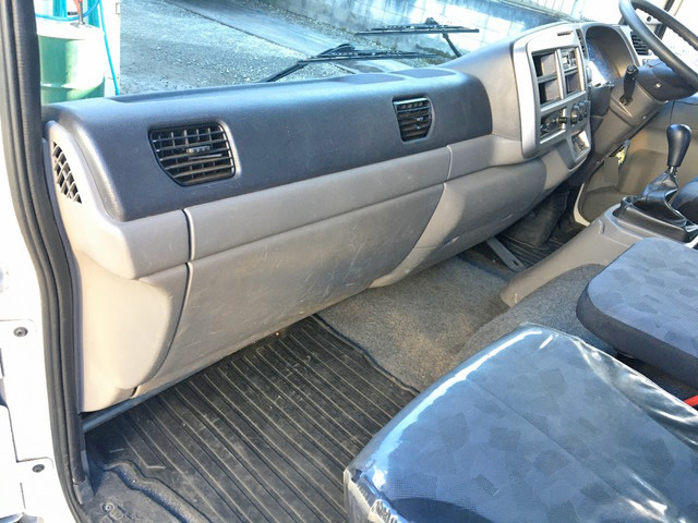 UDトラックスコンドル平ボディ中型（4t）[写真31]