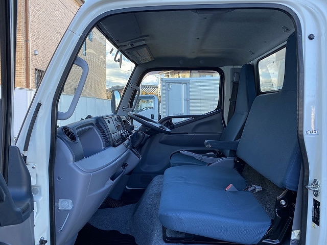 三菱ふそうキャンターアルミバン小型（2t・3t）[写真32]