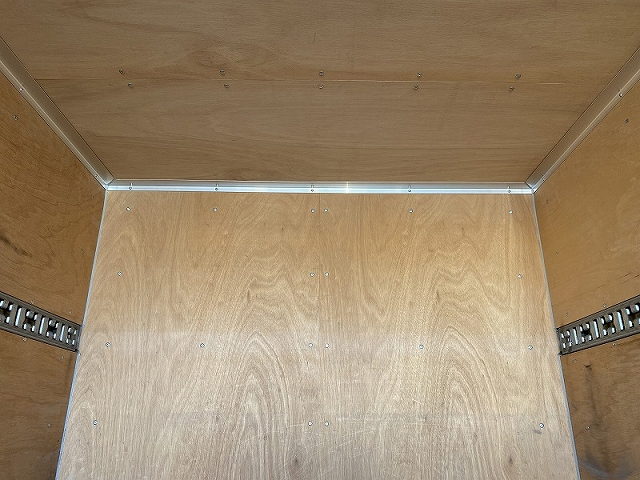 三菱ふそうキャンターアルミバン小型（2t・3t）[写真09]