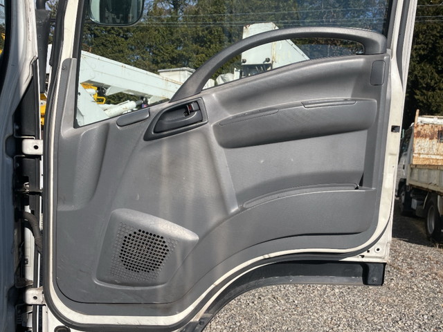 いすゞフォワード冷蔵冷凍ウイング中型（4t）[写真24]