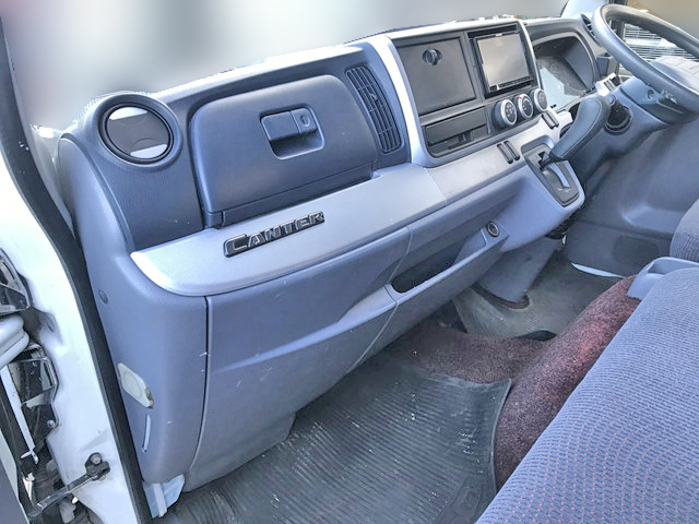 三菱ふそうキャンター平ボディ小型（2t・3t）[写真16]
