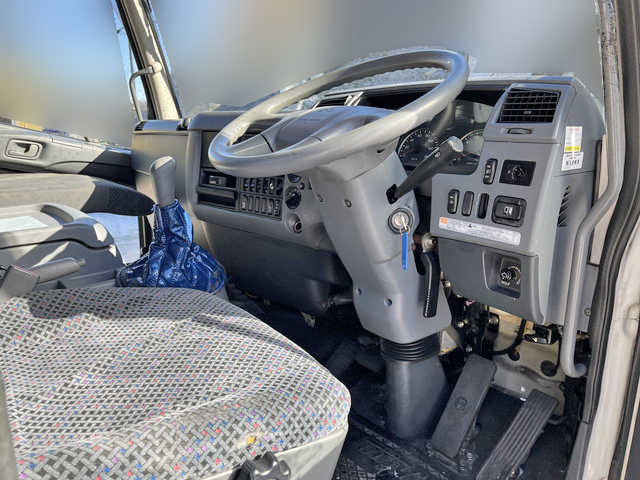 三菱ふそうファイターアルミバン中型（4t）[写真28]