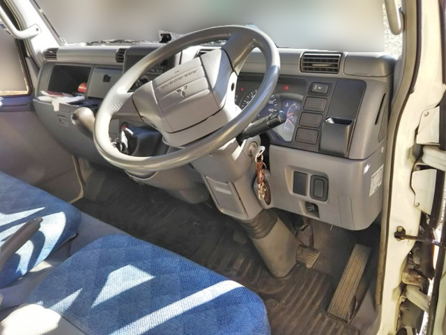 三菱ふそうキャンター平ボディ小型（2t・3t）[写真30]