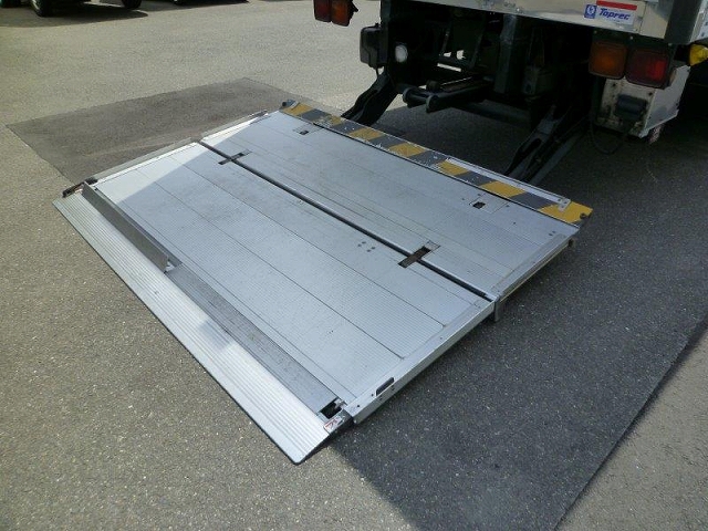 いすゞフォワード冷凍車（冷蔵車）中型（4t）[写真13]