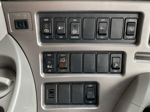 UDトラックスクオンアルミウイング大型（10t）[写真34]