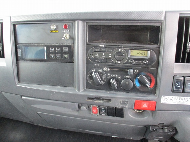 いすゞエルフ冷凍車（冷蔵車）小型（2t・3t）[写真10]