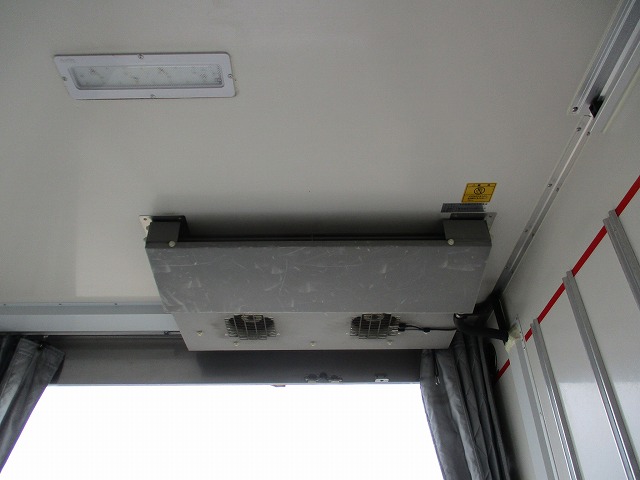 いすゞエルフ冷凍車（冷蔵車）小型（2t・3t）[写真06]