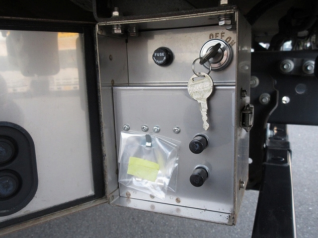 いすゞエルフ幌ウイング小型（2t・3t）[写真12]