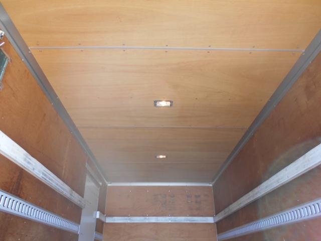 三菱ふそうキャンターアルミバン小型（2t・3t）[写真11]