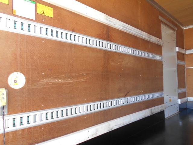 三菱ふそうキャンターアルミバン小型（2t・3t）[写真12]