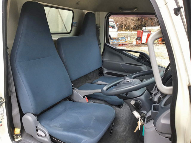 日産アトラス幌ウイング小型（2t・3t）[写真21]