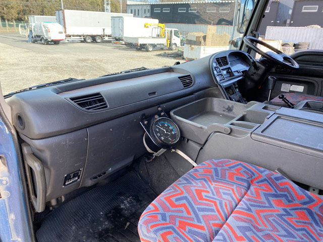 いすゞギガ冷蔵冷凍ウイング大型（10t）[写真35]