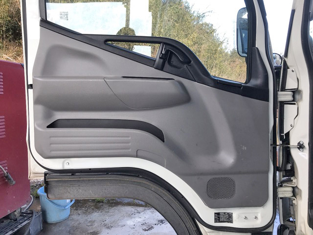 三菱ふそうキャンター平ボディ小型（2t・3t）[写真28]