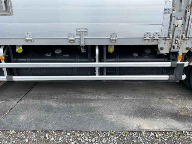 いすゞギガアルミウイング大型（10t）[写真19]