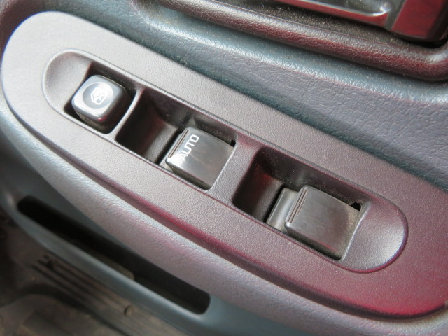 UDトラックスコンドル平ボディ中型（4t）[写真17]