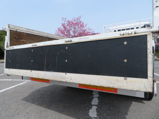 UDトラックスコンドル平ボディ中型（4t）[写真23]