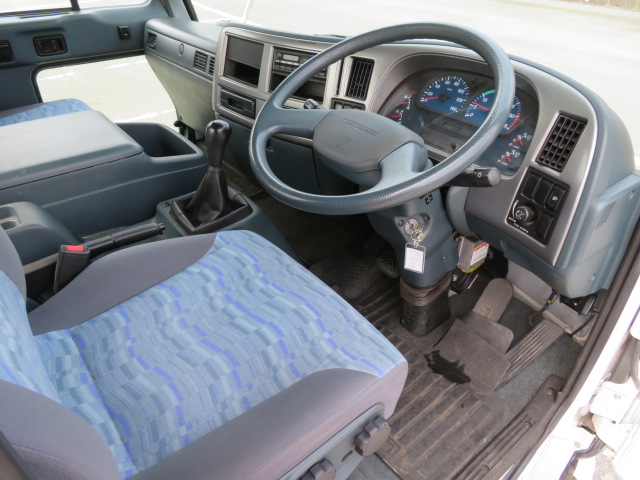 UDトラックスコンドル平ボディ中型（4t）[写真09]