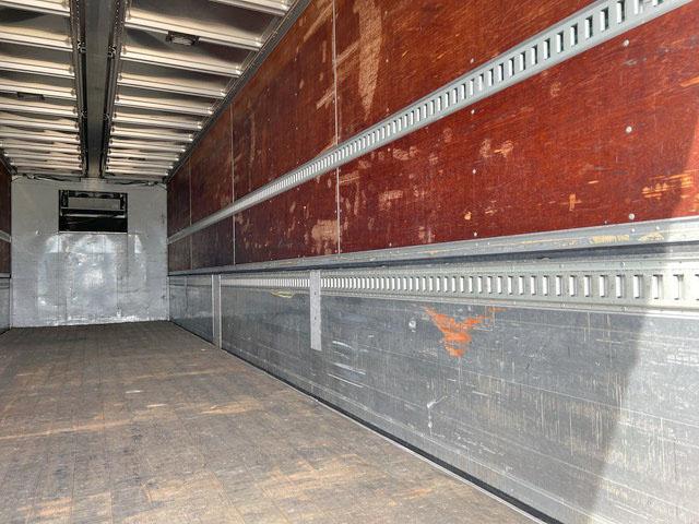 UDトラックスクオン冷蔵冷凍ウイング大型（10t）[写真11]