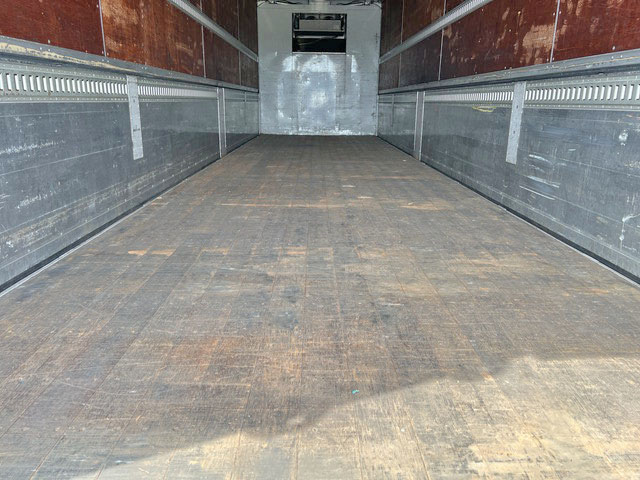 UDトラックスクオン冷蔵冷凍ウイング大型（10t）[写真12]