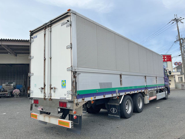 UDトラックスクオン冷蔵冷凍ウイング大型（10t）[写真02]