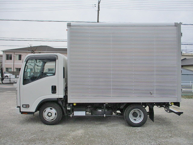 いすゞエルフアルミバン小型（2t・3t）[写真06]