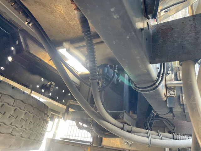 UDトラックスクオンタンク車（タンクローリー）大型（10t）[写真28]