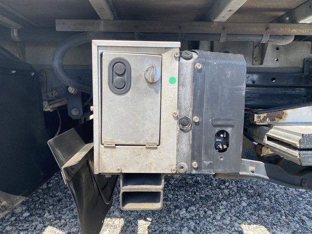 いすゞエルフアルミバン小型（2t・3t）[写真09]