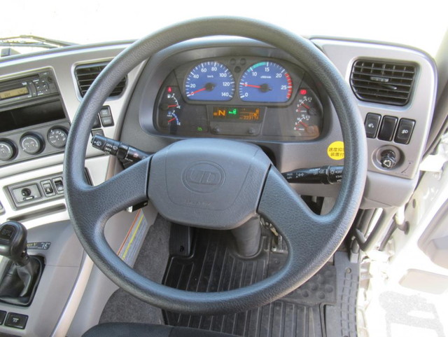 UDトラックスクオントレーラーヘッド（トラクターヘッド）大型（10t）[写真10]