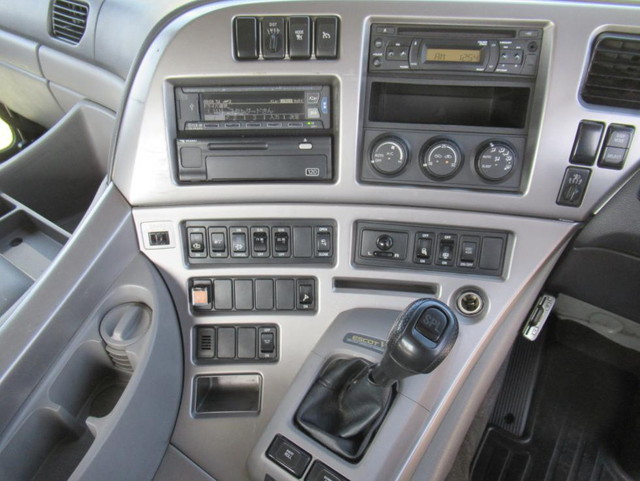 UDトラックスクオントレーラーヘッド（トラクターヘッド）大型（10t）[写真11]