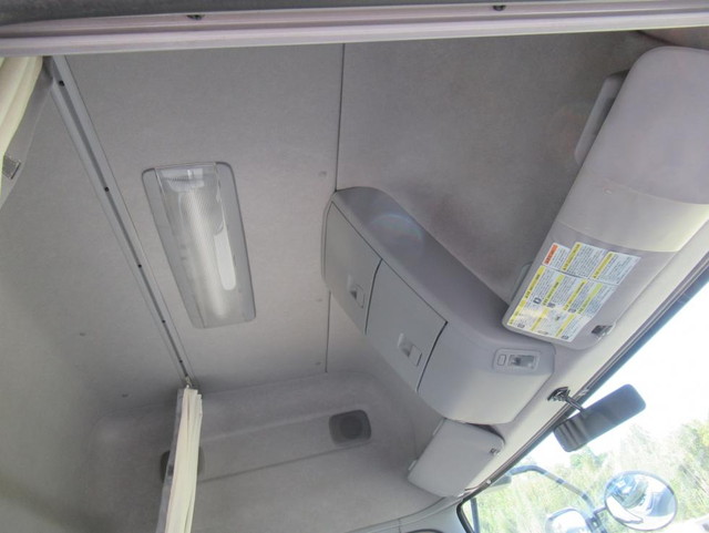 UDトラックスクオントレーラーヘッド（トラクターヘッド）大型（10t）[写真15]