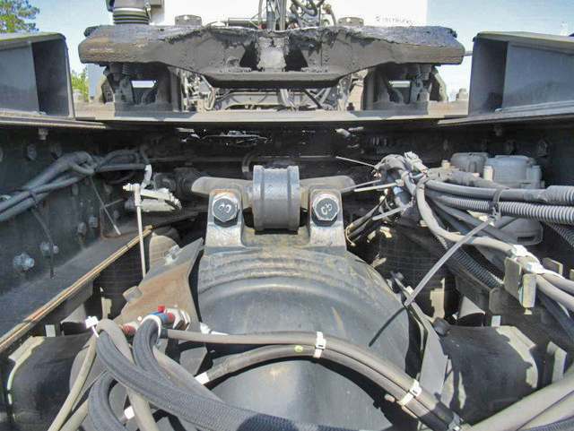 UDトラックスクオントレーラーヘッド（トラクターヘッド）大型（10t）[写真18]