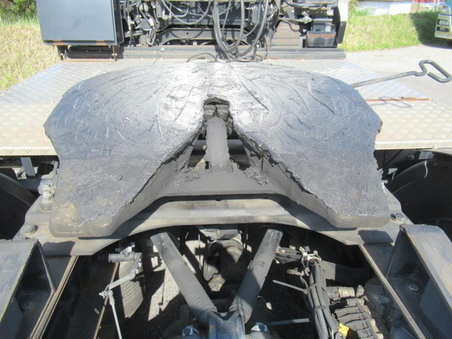 UDトラックスクオントレーラーヘッド（トラクターヘッド）大型（10t）[写真22]