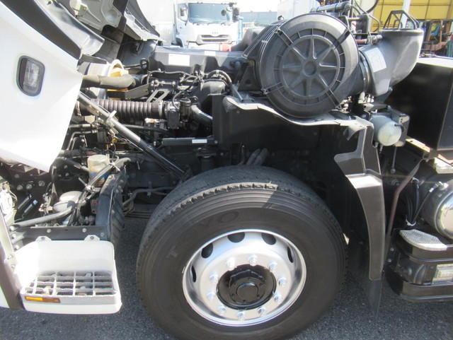 UDトラックスクオントレーラーヘッド（トラクターヘッド）大型（10t）[写真33]