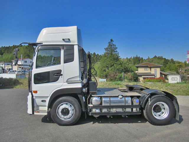 UDトラックスクオントレーラーヘッド（トラクターヘッド）大型（10t）[写真04]