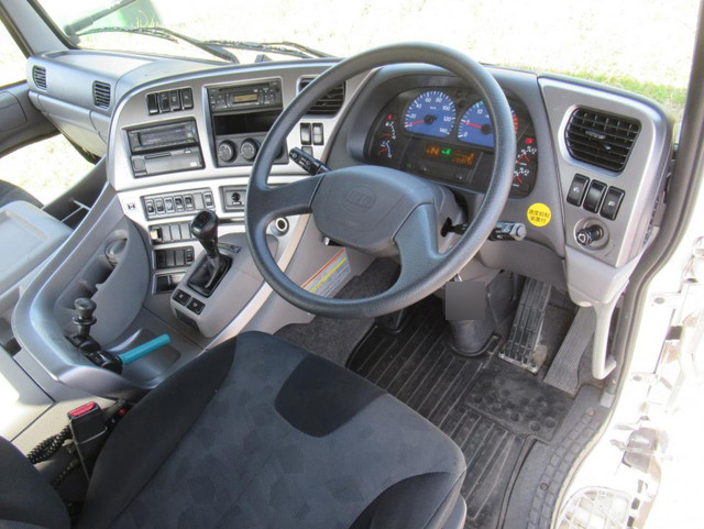 UDトラックスクオントレーラーヘッド（トラクターヘッド）大型（10t）[写真07]