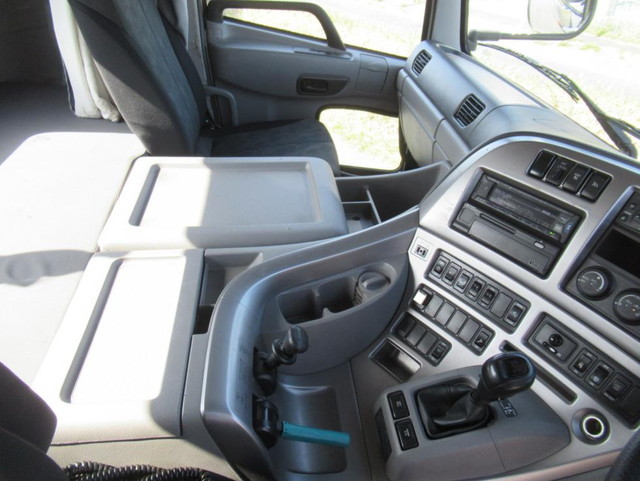 UDトラックスクオントレーラーヘッド（トラクターヘッド）大型（10t）[写真09]